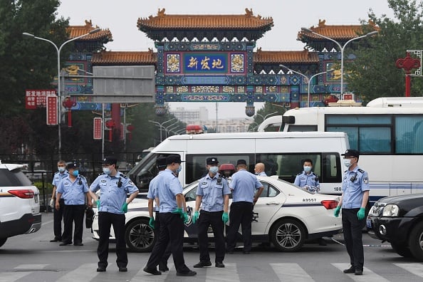 大批武警和警察進駐新發地批發市場。（GREG BAKER/AFP via Getty Images）