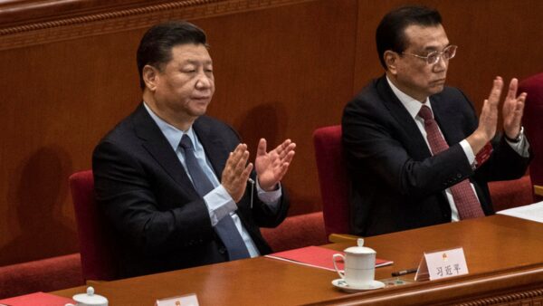 一些香港的中國觀察家說，跡象顯示，習近平與李克強在如何挽救經濟危機方面，意見不合。（Kevin Frayer/Getty Images）