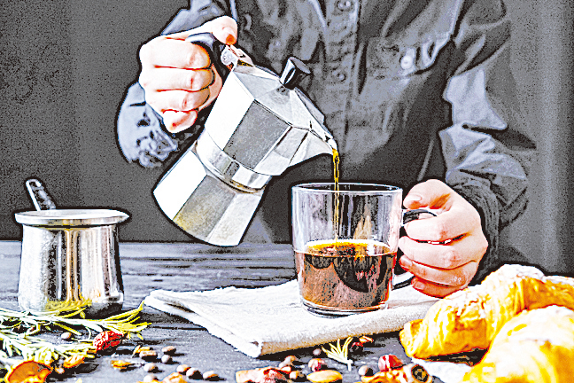 摩卡壺是在意大利發明的，以蒸汽加壓煮出濃咖啡。