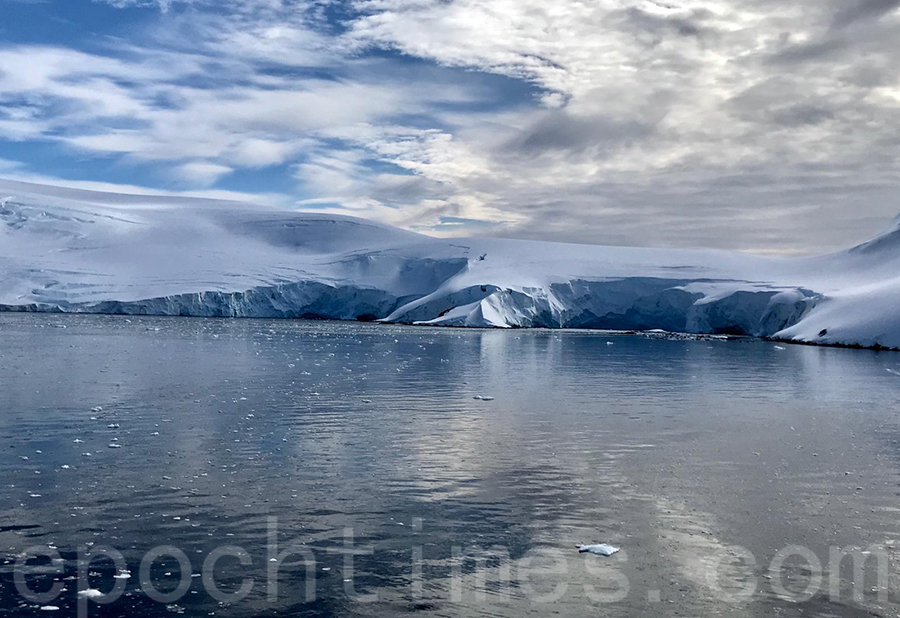 「冰域」展品，南極的冰川與天空相接。（受訪者提供）