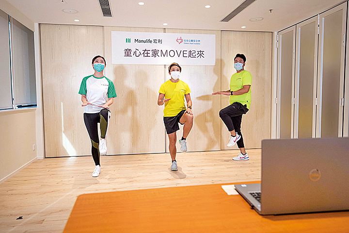 香港伸展運動學會的專業導師和宏利義工(左一)透過網上視訊會議平台，帶領受助兒童和其家人在家Move起來。（公關提供）