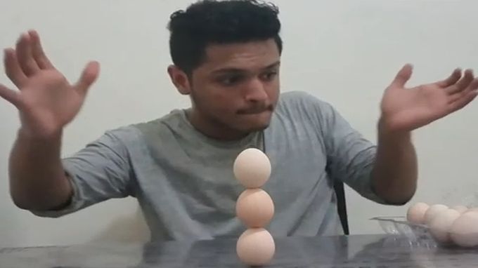 也門20歲男子穆克貝爾（Mohammed Abelhameed Mohammed Muqbel）成功地讓三顆蛋立成了一串，他因此打破了健力士世界紀錄。（影片截圖）
