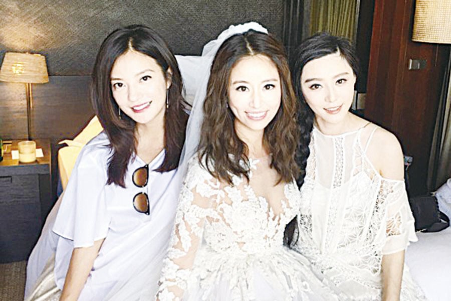 《還珠格格》三姐妹林心如、趙薇、范冰冰，在婚禮上合照。（范冰冰微博）