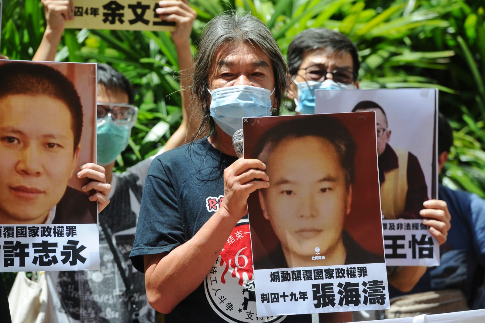 社民連手舉中國大陸一些因「顛覆國家政權罪」而遭到中共關押的人士的圖片。（宋碧龍／大紀元）