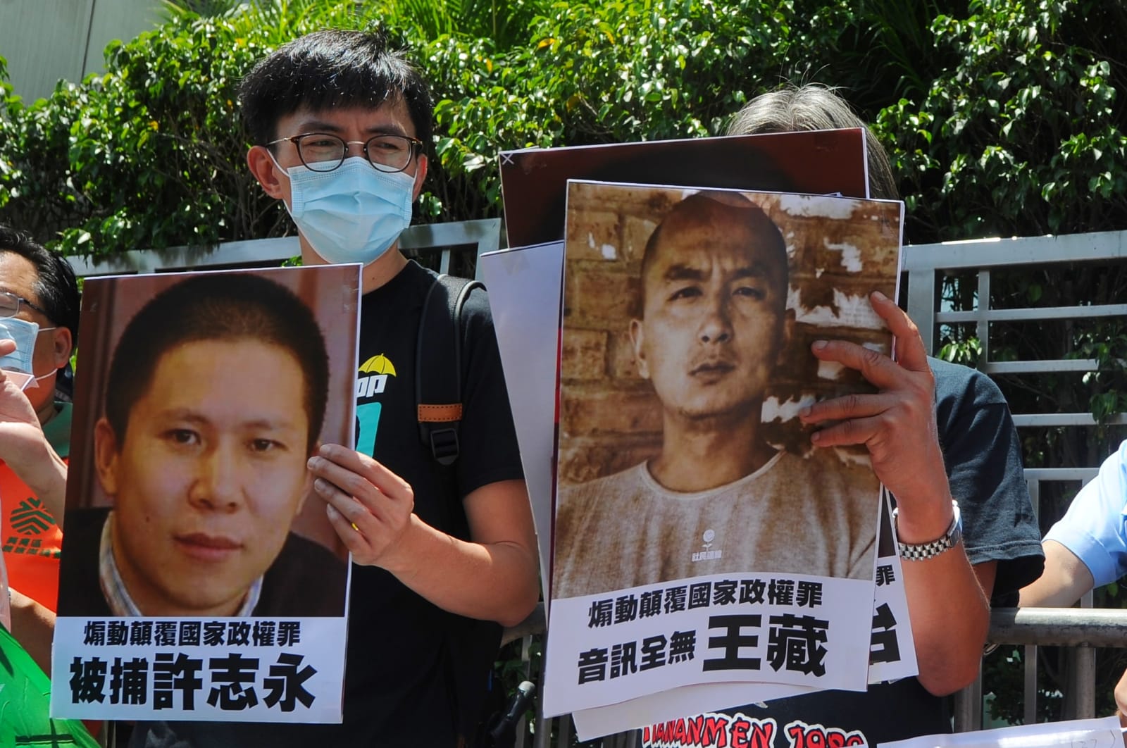 社民連手舉中國大陸一些因「顛覆國家政權罪」而遭到中共關押的人士的圖片。（宋碧龍／大紀元）