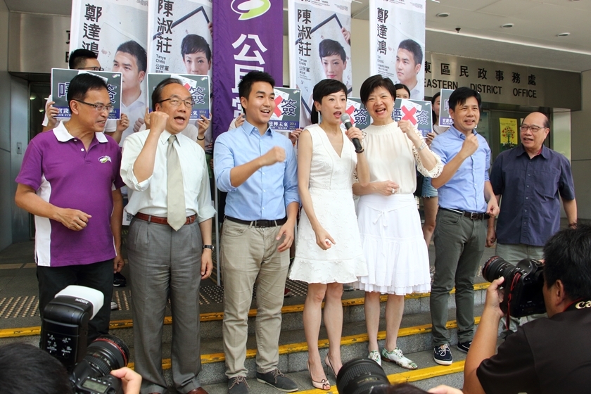 公民黨的陳淑莊（左四）及鄭達鴻（左三）22日報名參選香港島選區。公民黨主席余若薇、黨魁梁家傑等多人到場為兩人打氣。（蔡雯文／大紀元）