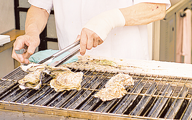 烘烤貝類非常容易，在家中可以將焗爐調到450華氏度，烤10～20分鐘即可。