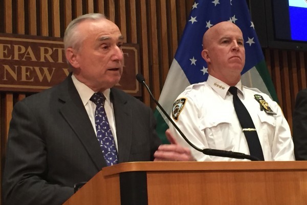 剛宣布辭職的紐約警察局長布萊頓（左）和即將接任的新局長奧內爾（右）。（大紀元）