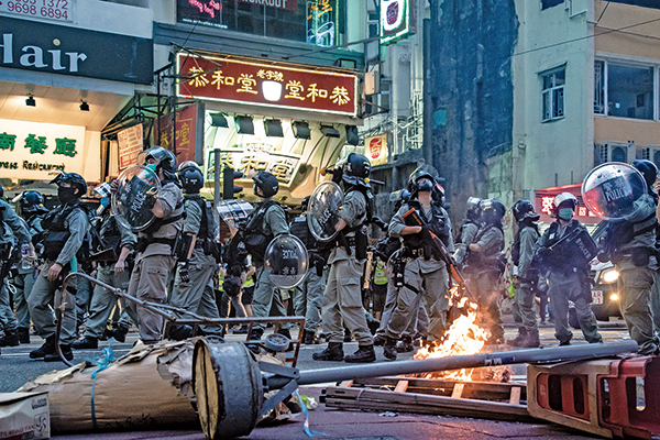 2020年7月1日中共在香港實施國安法的第一天，香港警察用催淚彈、胡椒噴霧和高壓水槍鎮壓成千上萬上街遊行的抗議者，三百多位抗議者被捕。(Getty Images)