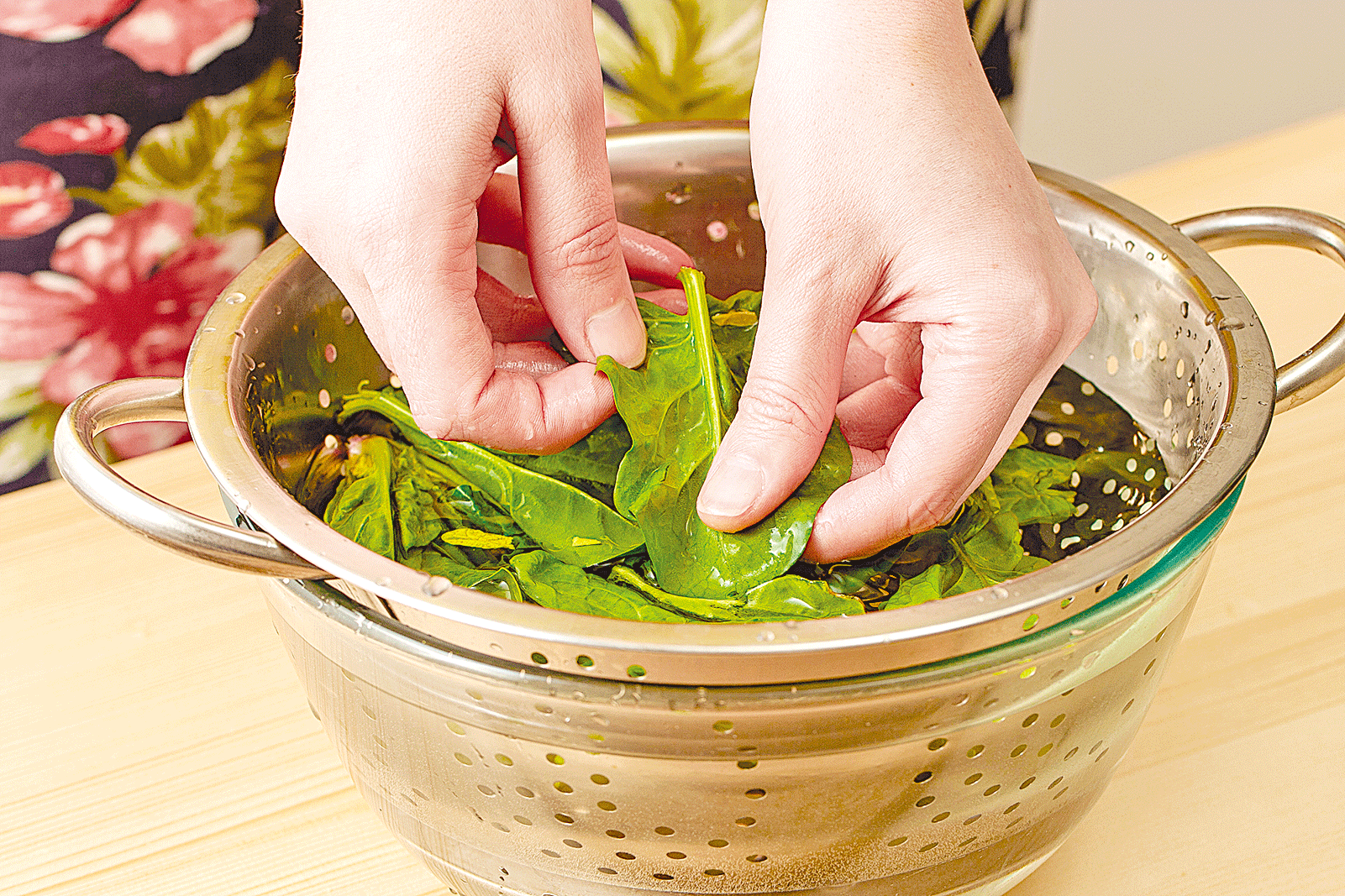 清洗葉菜時要記得浸泡，這麼做可幫助農藥溶出。