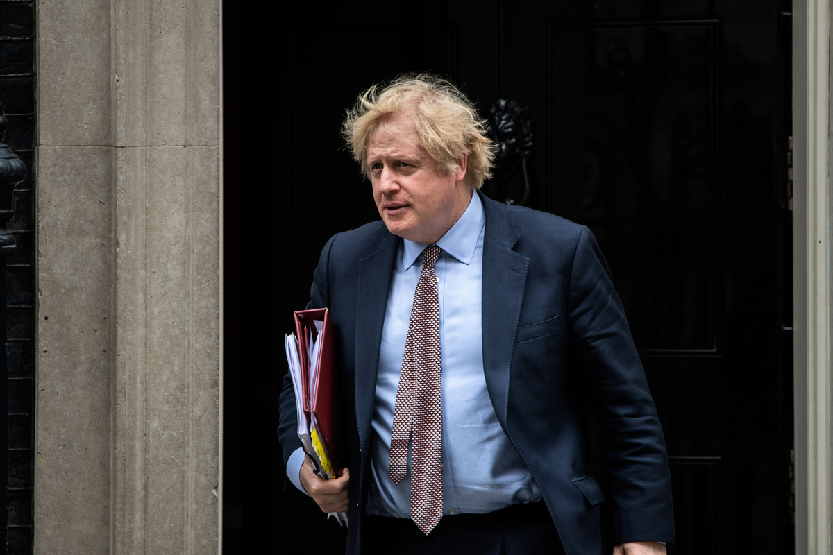 英國首相約翰遜表示：必須對華為問題謹慎決定。 圖為2020年6月3日，英國倫敦：首相約翰遜離開唐寧街10號，出席議會會議。（Photo by Chris J Ratcliffe／Getty Images）