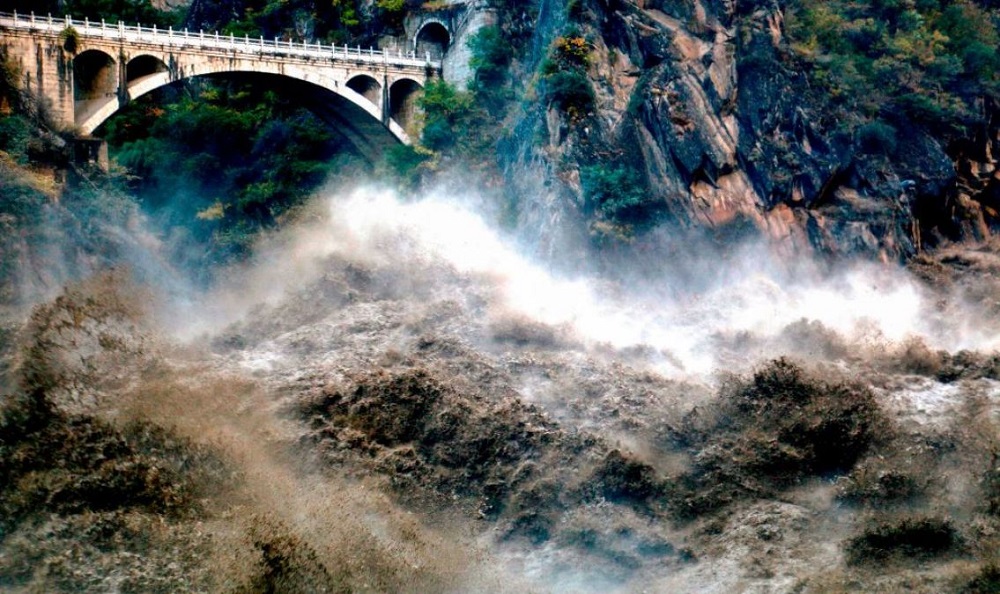 長江一號洪水逼近三峽大壩 川貴連環地震加劇潰壩危機