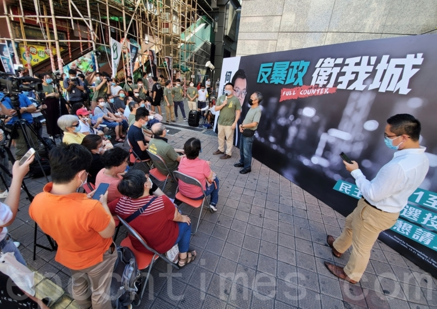 香港民主民生協進會（民協）今日（7月5日）在深水埗舉行以「香港人迎戰」為題的九龍西街坊集氣活動，多位民協成員及區議員發言，他們呼籲每一位市民都能在7月11、12日的民主派民間初選日進行投票，用實際行動向極權施壓。（宋碧龍 / 大紀元）