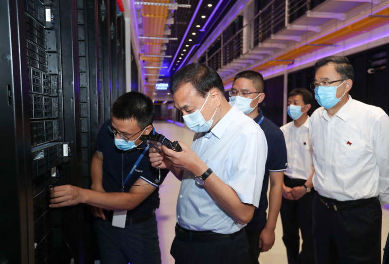 李克強巡數據中心現驚人舉動 網友：違反「國安法」可逮捕