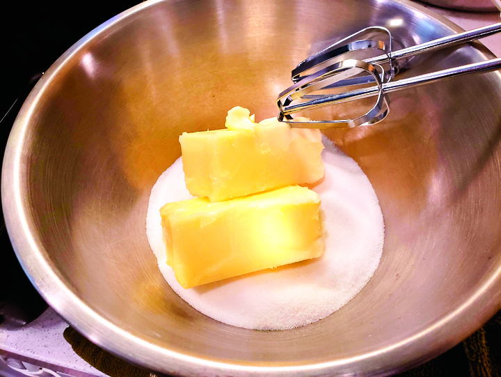 用打蛋器將糖和牛油打至淡黃色。