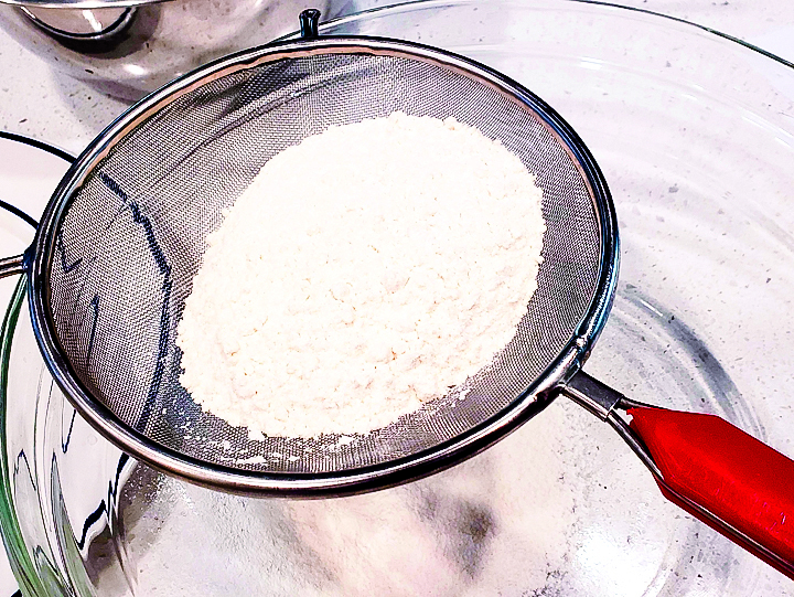 麵粉、發粉和鹽拌勻之後，過篩備用。