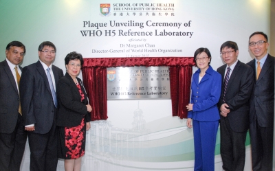 2015年8月13日，佩里斯（左一）和時任WHO總幹事陳馮富珍（左三）一同出席一實驗室揭幕儀式。（港大官網）