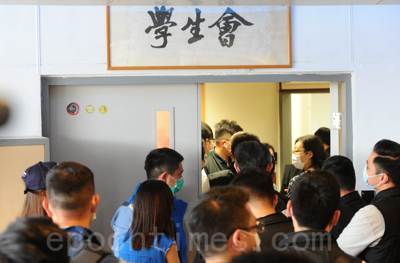 7月17日，警方持搜查令進入香港理工大學校園搜查，以調查一宗暴動罪。（宋碧龍／大紀元）