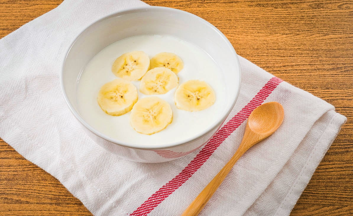 吃乳酪時搭配香蕉等含膳食纖維的食物，有助好菌生長。
