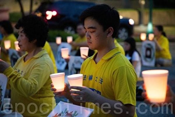 華盛頓DC的部份法輪功學員於7月17日在中共駐美大使館前集會，要求停止迫害，悼念被迫害致死的中國法輪功學員。（林樂予／大紀元）