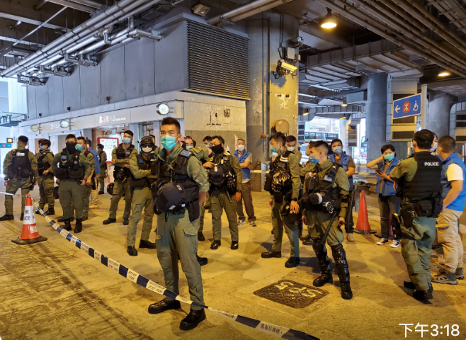 「7.21元朗恐襲」一周年，元朗地鐵站外唐記包點前，大批防暴警察戒備。（宋碧龍 /大紀元）
