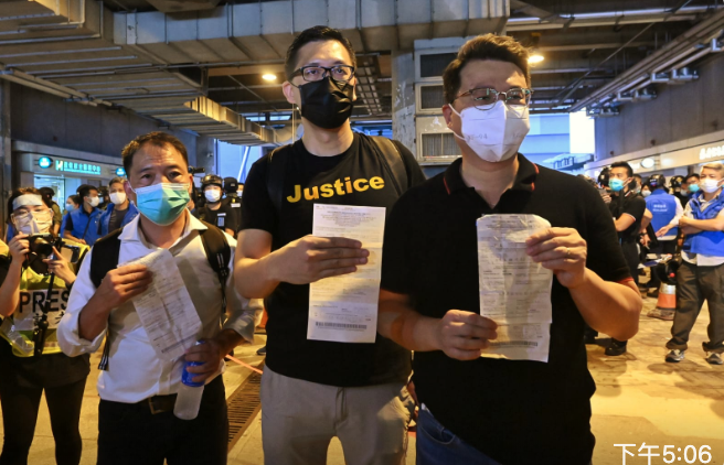 議員胡志偉（左到右），林卓廷和尹兆堅拿出防暴警察對他們的票控。（宋碧龍/ 大紀元）