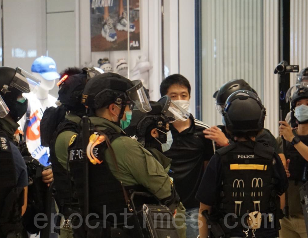 立法會議員許智峯被警方逮捕。（鼓佬／大紀元）