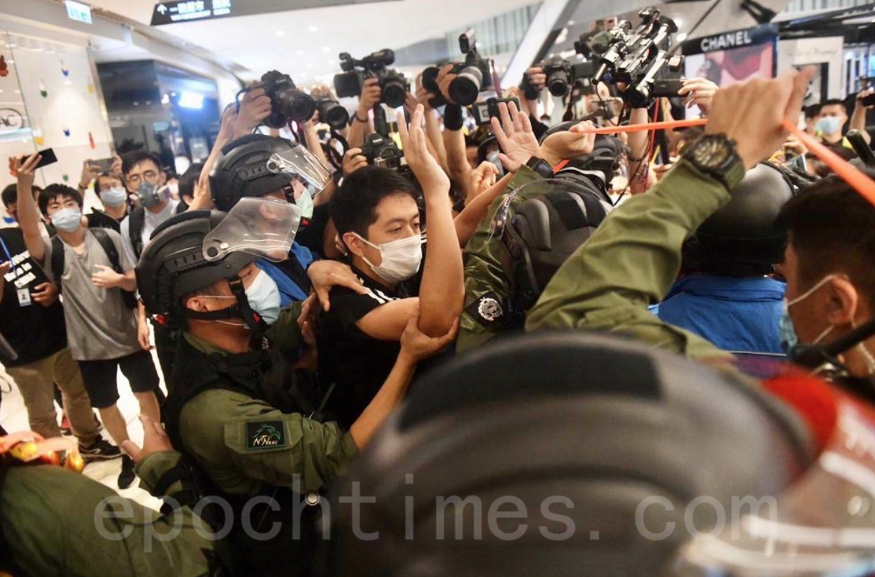 立法會議員許智峯被警察強制拉入封鎖線。（爆炸頭／大紀元）