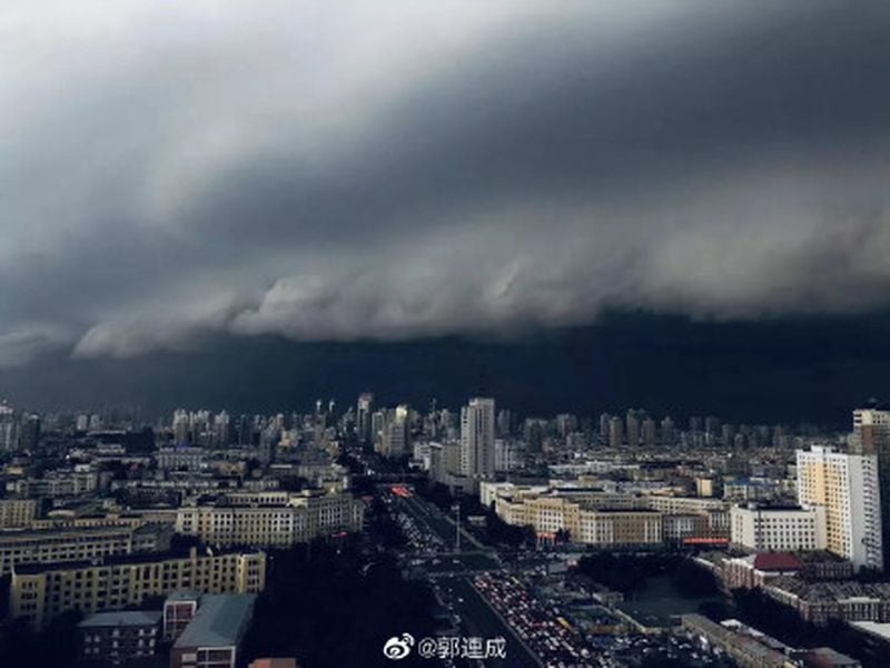 2020年7月22日下午，黑龍江省哈爾濱市突降冰雹和暴雨，一時間白晝如夜。（微博圖片）