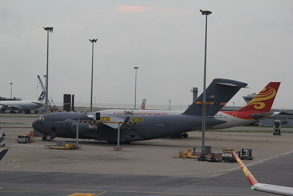 美軍一架C-17運輸機上周六（18日）由沖繩空軍基地抵港。圖為2013年停在香港機場的美軍C-17運輸機資料照。（Katie Chan/Wikimedia Commons）
