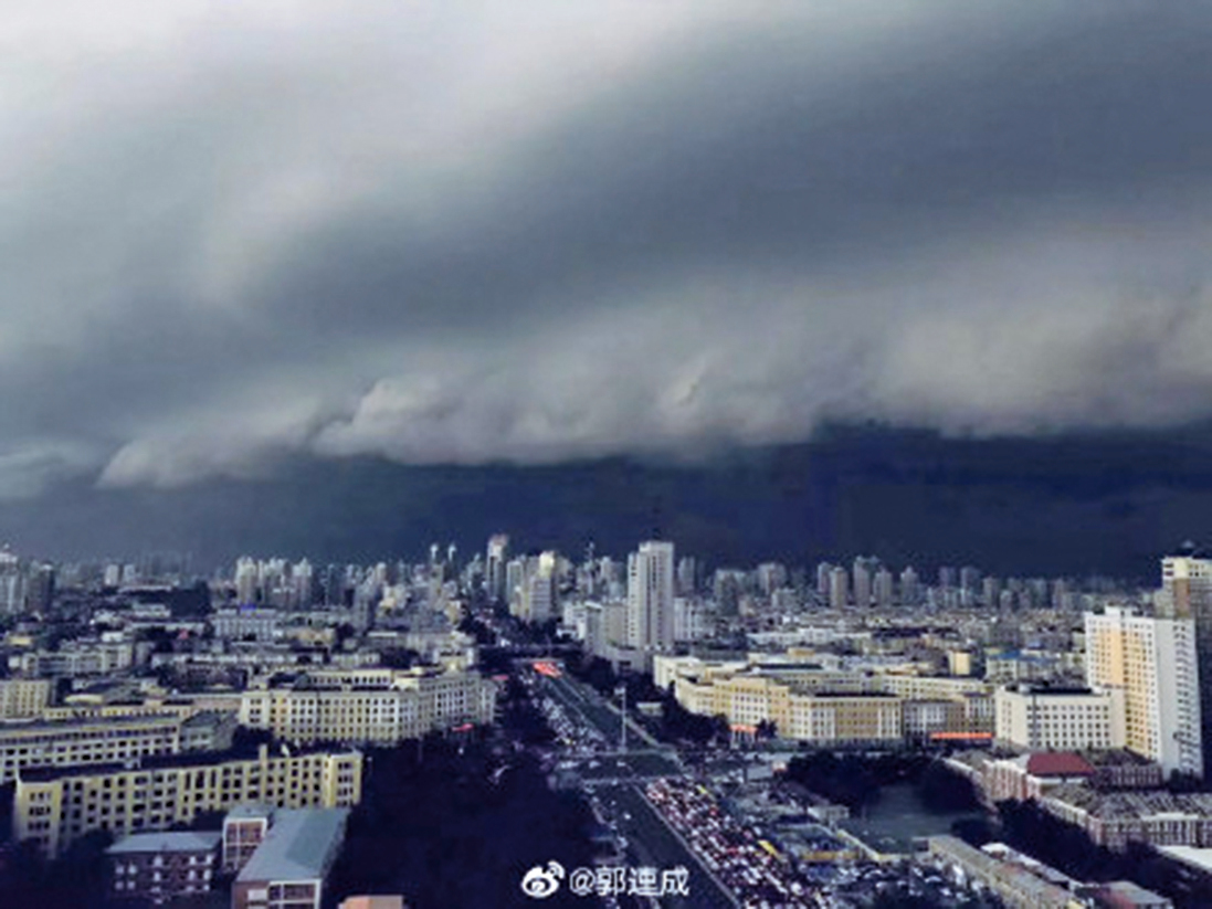 7月22日下午，黑龍江省哈爾濱市突降冰雹和暴雨，一時間白晝如夜。（微博圖片）