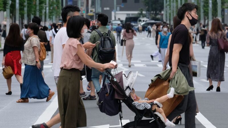 2020年7月25日，行人走在東京銀座購物區的街道上。（KAZUHIRO NOGI/AFP via Getty Images）