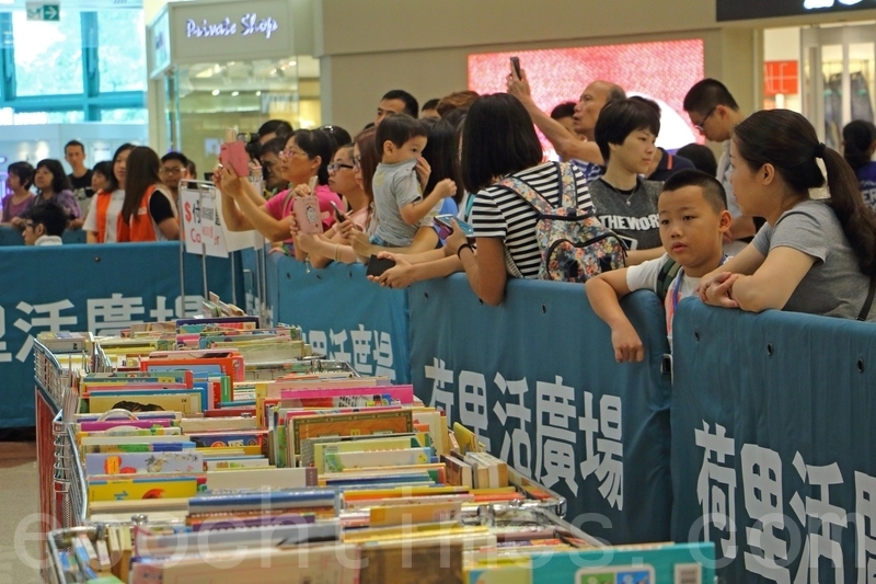 香港世界宣明會在鑽石山荷里活廣場舉行舊書回收義賣活動，市民即日至15日可到鑽石山荷里活廣場一樓明星廣場購買書藉。（蔡雯文／大紀元）