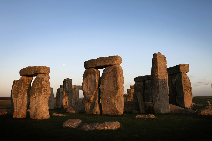 是誰種下的謎團？英國4000年巨石陣最新發現 