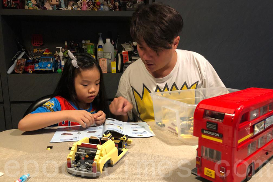 Andy在有空的時候會陪小女兒一起砌LEGO。（受訪者提供）
