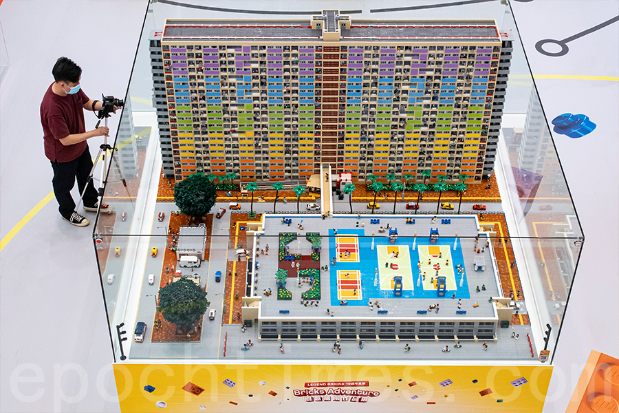今年Andy及其團隊設計的LEGO作品——彩虹邨。（陳仲明／大紀元）