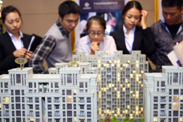 據法新社近日報道，由於中共當局對信貸放任自流，促使大批中國年輕人借債買車買房，加上房價飛漲等原因，導致這些年輕人日益陷入債務的深淵。（AFP/AFP/Getty Images）