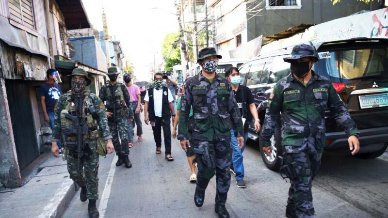  2020年7月16日，為了防疫，菲律賓警方部署警察特別行動部隊，在馬尼拉郊區納沃塔斯的一條街道巡邏。（TED ALJIBE/AFP via Getty Images）