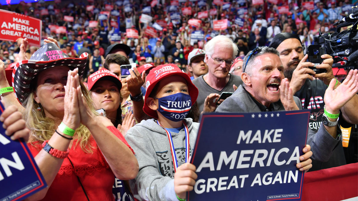 2020年6月20日，特朗普在俄克拉荷馬州塔爾薩市舉行競選集會，支持者歡呼雀躍。（NICHOLAS KAMM/AFP via Getty Images）