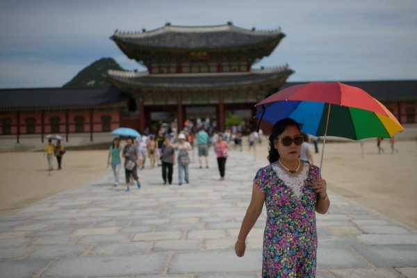 有消息稱，因「薩德」反導系統，中共擬限制大型團客赴韓旅遊。圖為2014年8月27日，南韓首爾景福宮中國遊客。（ED JONES/AFP/Getty Images）