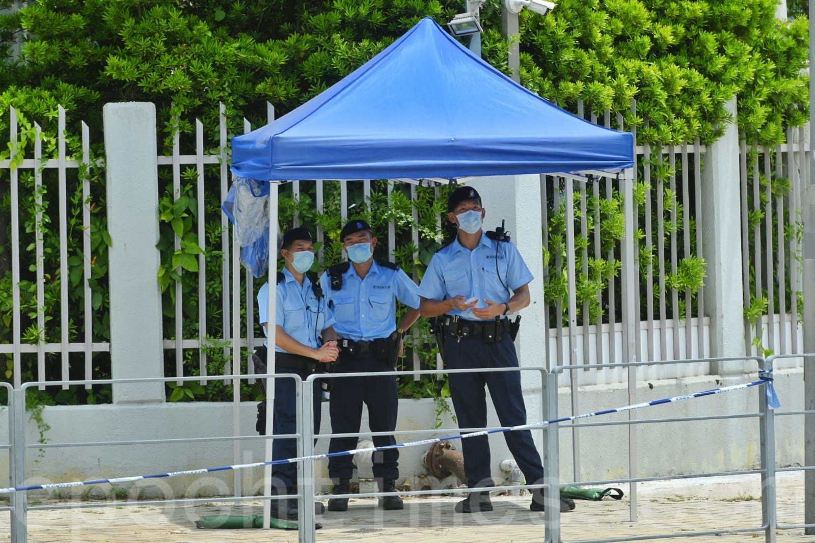 壹傳媒總部大樓門口前有警察駐守。（宋碧龍／大紀元）