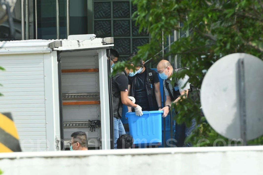 警方從壹傳媒總部大樓搬出多箱物品。（宋碧龍／大紀元）
