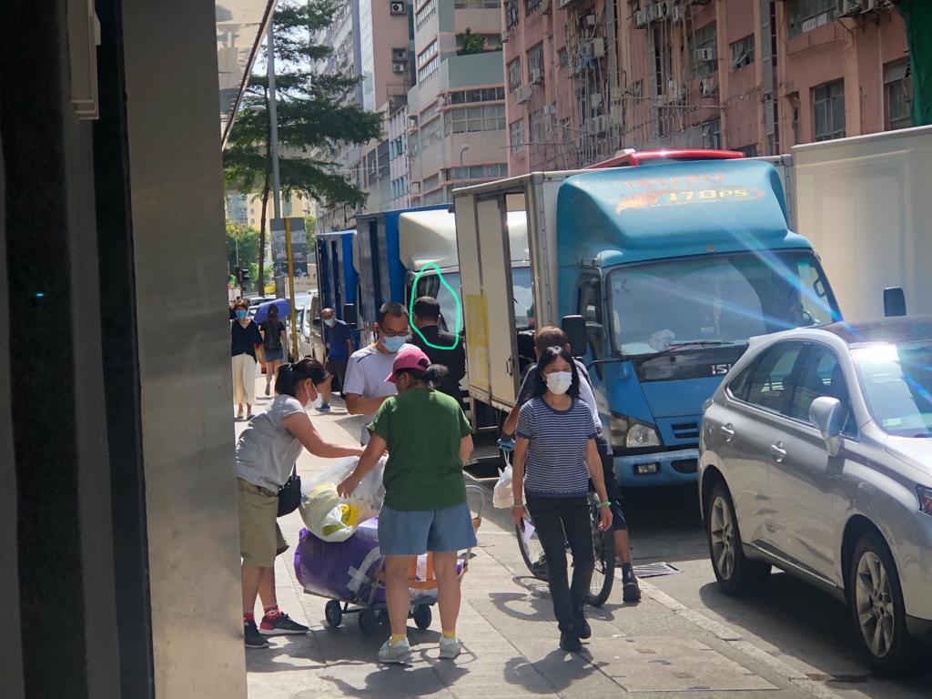 圖中穿黑衣禿頭男士8月10日上午跟蹤香港大紀元採訪主任梁珍。（香港大紀元圖片）