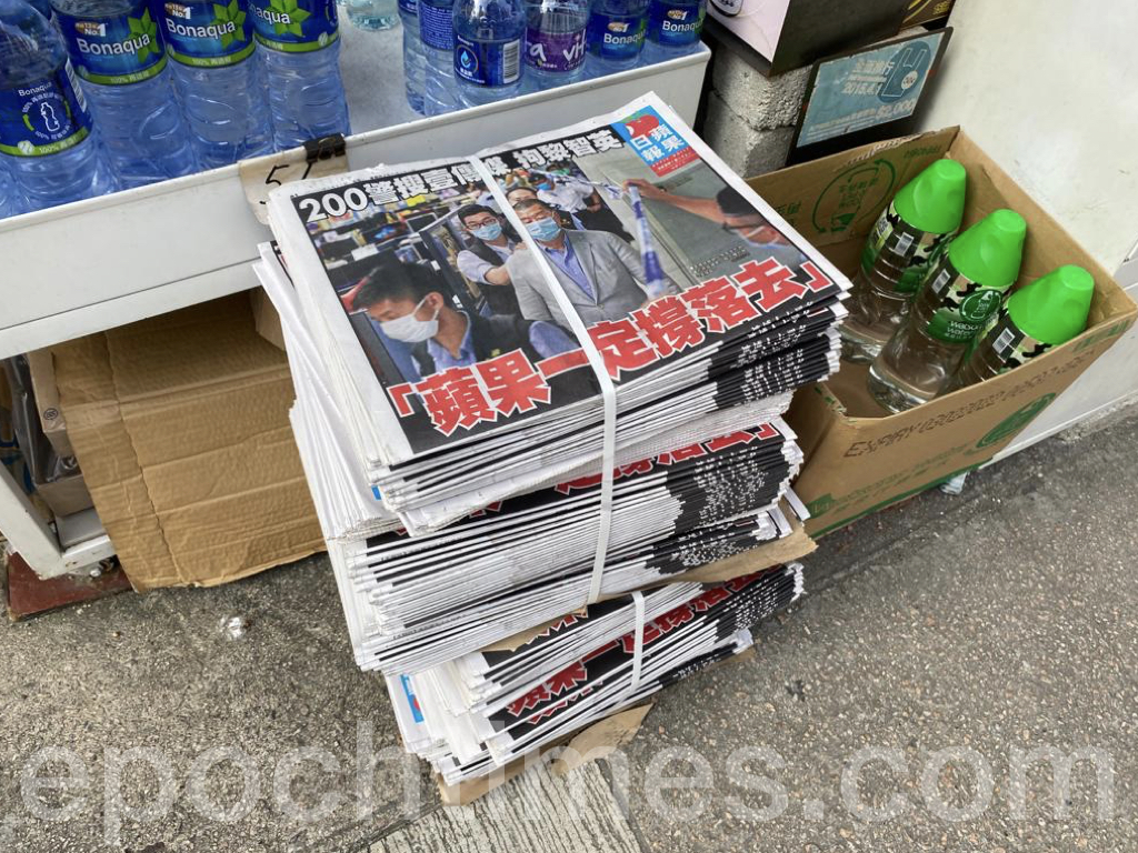 今早，在一些超市的門口，有好心市民將整捆的報紙全數埋單後供市民自行取閱。（圖片來源：讀者提供）