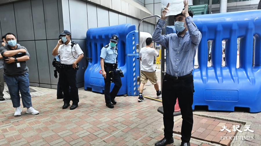 【圖片新聞】壹傳媒創辦人黎智英等9人被捕 「Lunch 哥」一人警總靜默抗議