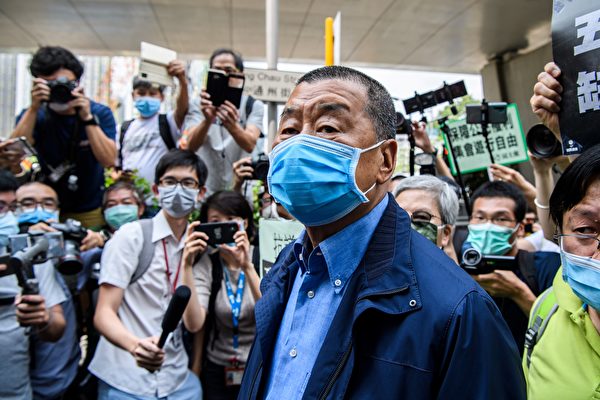 2020年8月10日，香港警方逮捕壹傳媒創辦人黎智英。（Anthony WALLACE／AFP）