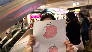 【直播】朗豪坊市民舉手繪蘋果支持言論自由 警入商場驅趕