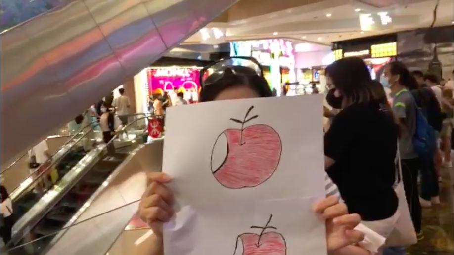 【直播】朗豪坊市民舉手繪蘋果支持言論自由 警入商場驅趕