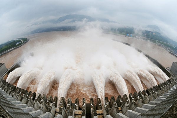 圖為三峽大壩開閘洩洪。(AFP/Getty Images)