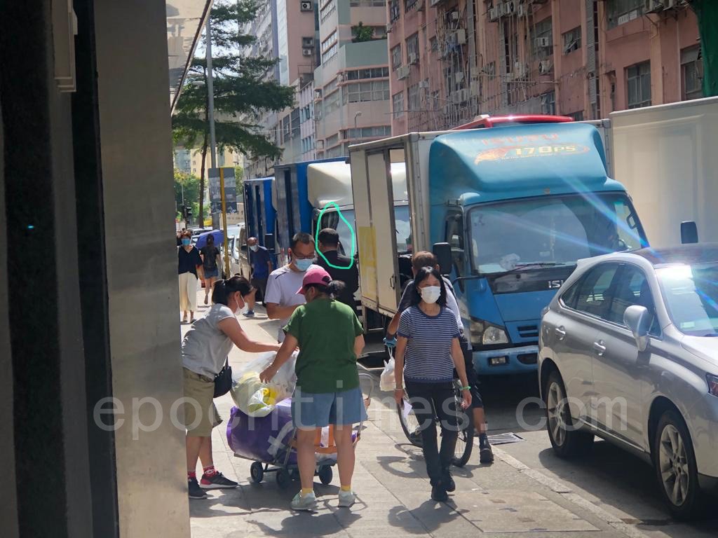 圖中穿黑衣禿頭男士8月10日中午跟蹤香港大紀元採訪主任梁珍。（大紀元資料圖片）